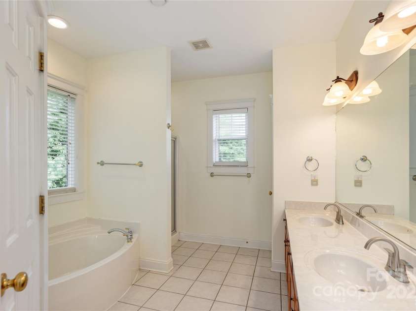 168 Carolina Bluebird Loop, Arden, NC 28704.  MLS# CAR4243265, YatesRealty ID 10134. Separate Shower and Tub