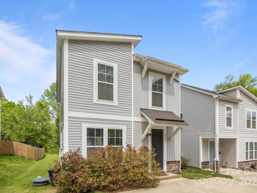 2821 Shamrock Drive, Charlotte, NC 28205.  MLS# CAR4246891, YatesRealty ID 10135. 