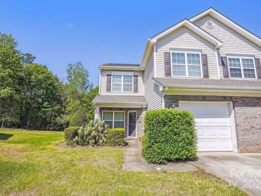 12027 Stratfield Place Circle, Pineville, NC 28134.  MLS# CAR4246759, YatesRealty ID 10136. 
