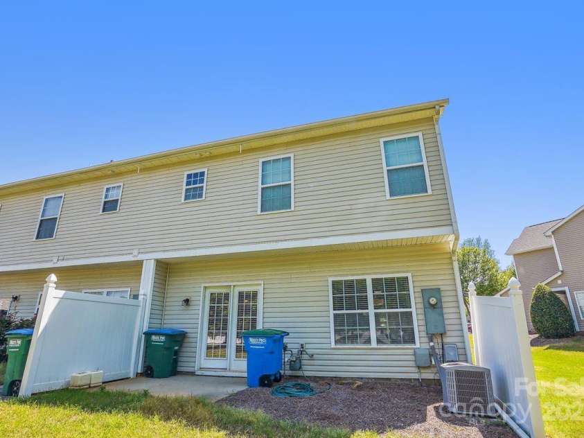 12027 Stratfield Place Circle, Pineville, NC 28134.  MLS# CAR4246759, YatesRealty ID 10136. 