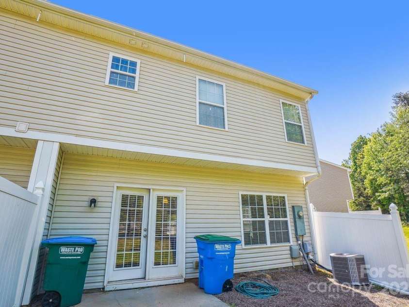 12027 Stratfield Place Circle, Pineville, NC 28134.  MLS# CAR4246759, YatesRealty ID 10136. 