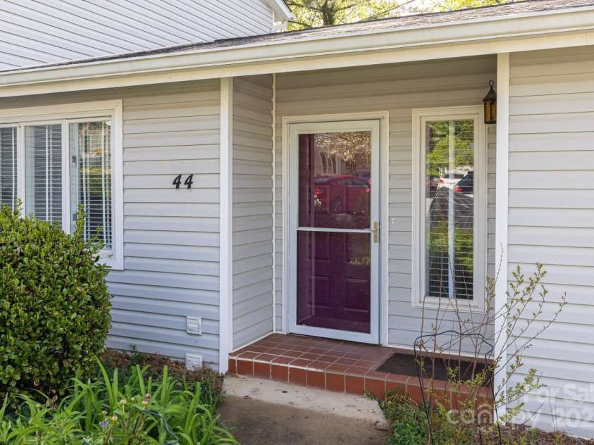 44 Hollybrook Drive, Asheville, NC 28803.  MLS# CAR4250505, YatesRealty ID 10137. 