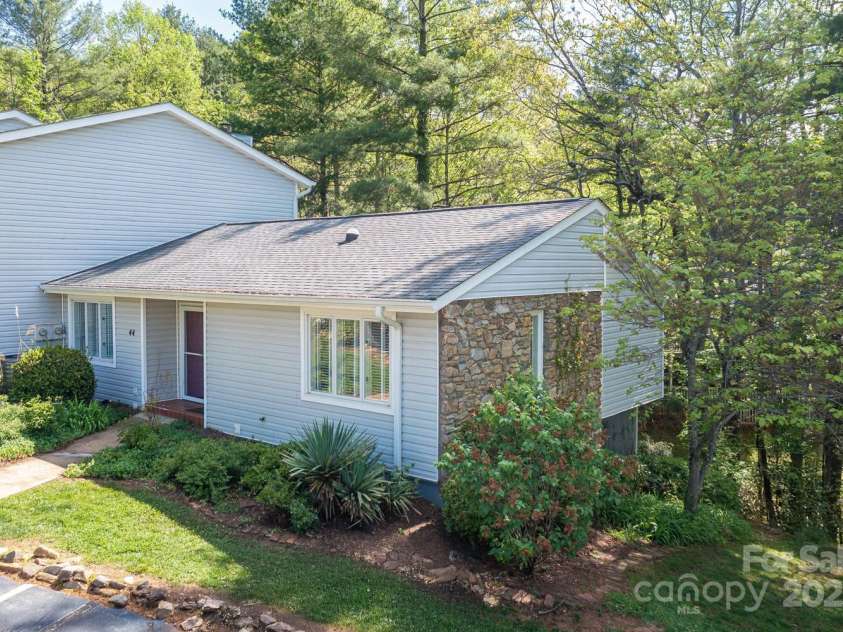 44 Hollybrook Drive, Asheville, NC 28803.  MLS# CAR4250505, YatesRealty ID 10137. Welcome to 44 Hollybrook