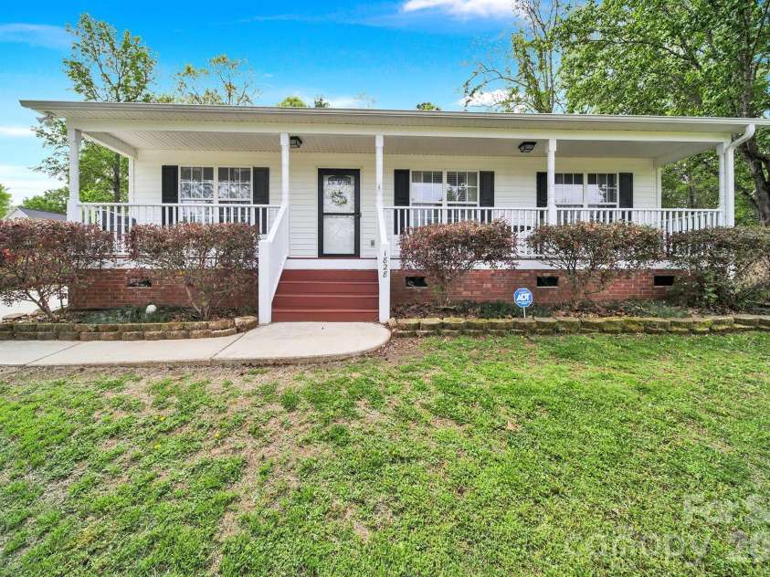 1828 Bloomsbury Drive, Rock Hill, SC 29730.  MLS# CAR4367148, YatesRealty ID 10140. 