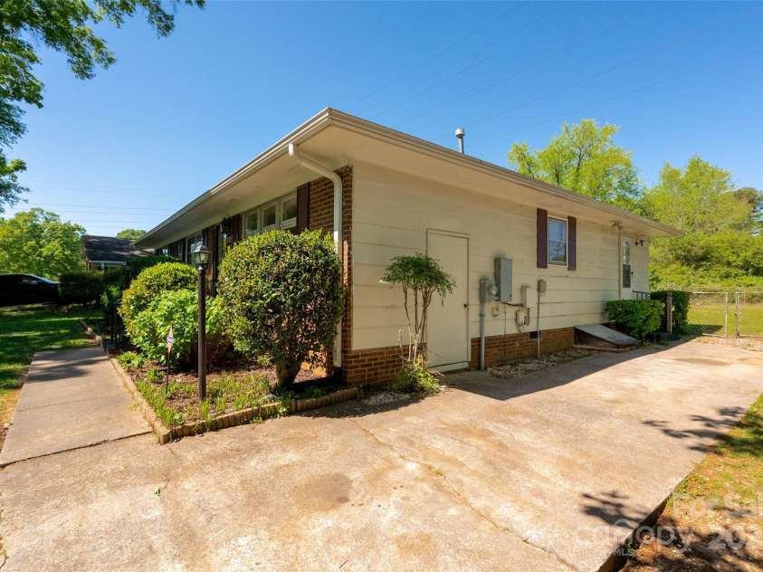 1232 Bilmark Avenue, Charlotte, NC 28213.  MLS# CAR4231787, YatesRealty ID 10141. 