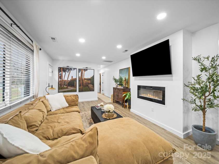 404 Plaza Drive, Harrisburg, NC 28075.  MLS# CAR4232649, YatesRealty ID 10142. Family Room