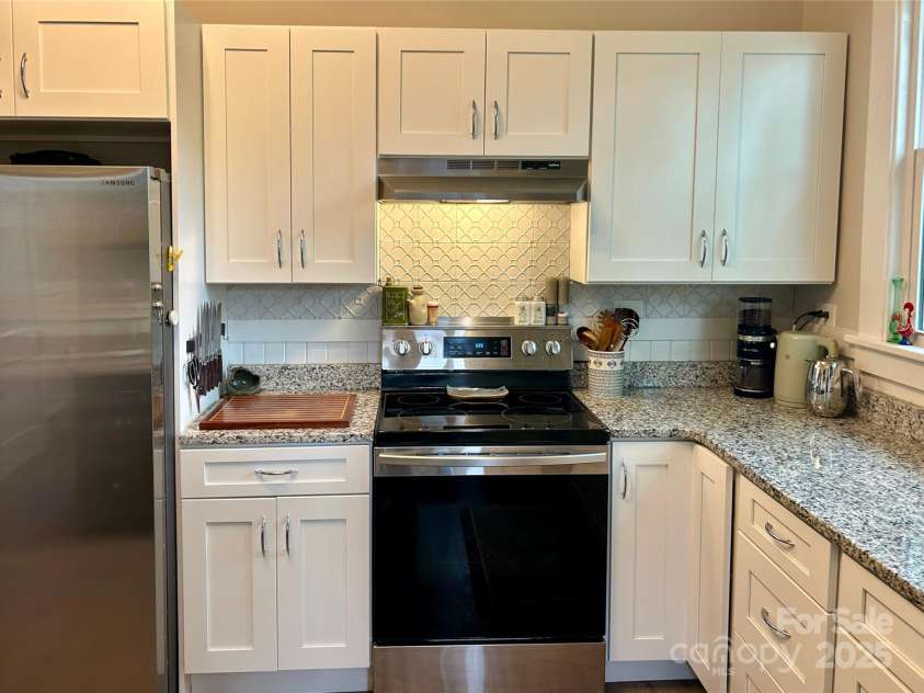 705 Fulton Street, Salisbury, NC 28144.  MLS# CAR4248091, YatesRealty ID 10143. Granite Countertops and Tile Backsplash