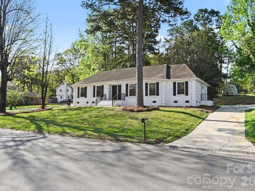 834 Braxfield Drive, Charlotte, NC 28217.  MLS# CAR4357361, YatesRealty ID 10145. Front 