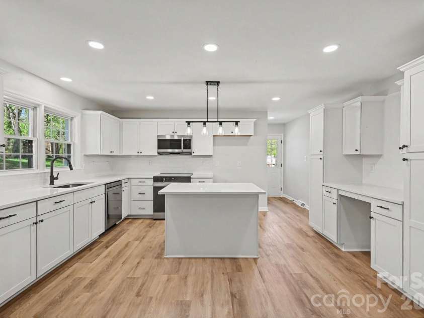 834 Braxfield Drive, Charlotte, NC 28217.  MLS# CAR4357361, YatesRealty ID 10145. Kitchen 