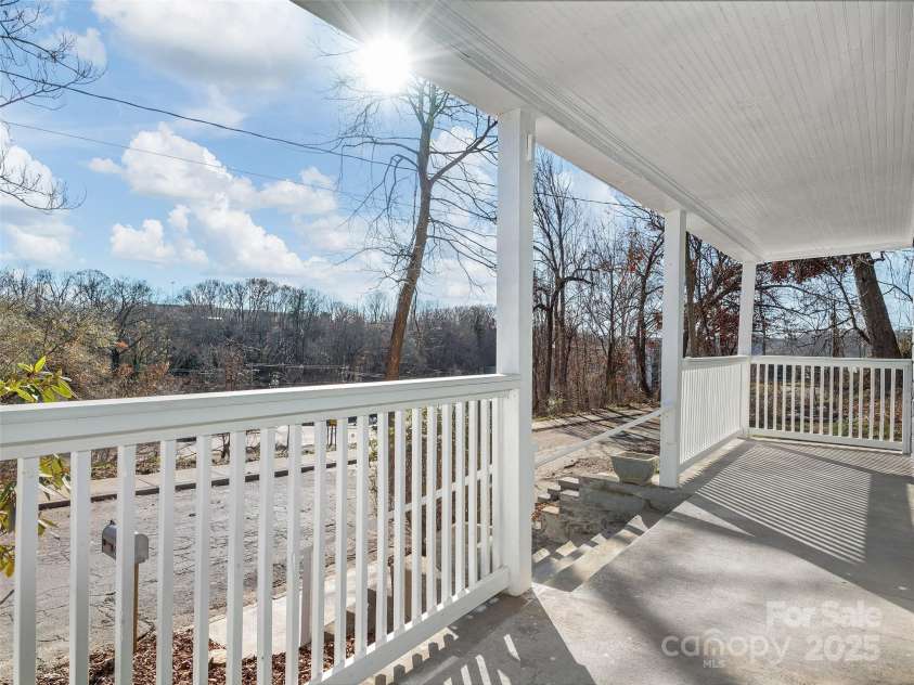 69 Jefferson Drive, Asheville, NC 28801.  MLS# CAR4207499, YatesRealty ID 10147. 