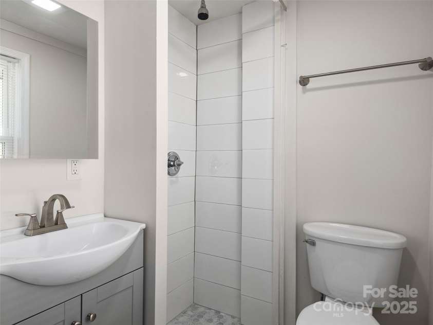 69 Jefferson Drive, Asheville, NC 28801.  MLS# CAR4207499, YatesRealty ID 10147. 