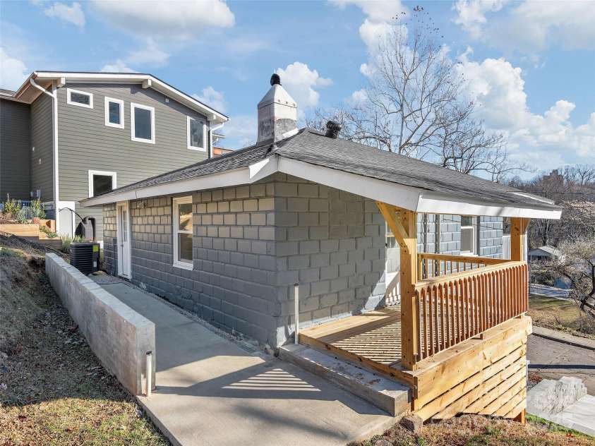 69 Jefferson Drive, Asheville, NC 28801.  MLS# CAR4207499, YatesRealty ID 10147. 