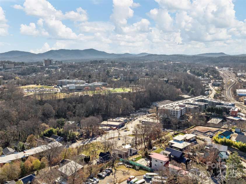69 Jefferson Drive, Asheville, NC 28801.  MLS# CAR4207499, YatesRealty ID 10147. 