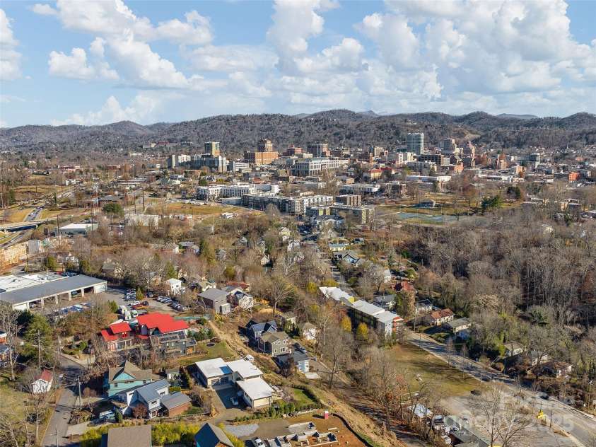 69 Jefferson Drive, Asheville, NC 28801.  MLS# CAR4207499, YatesRealty ID 10147. 