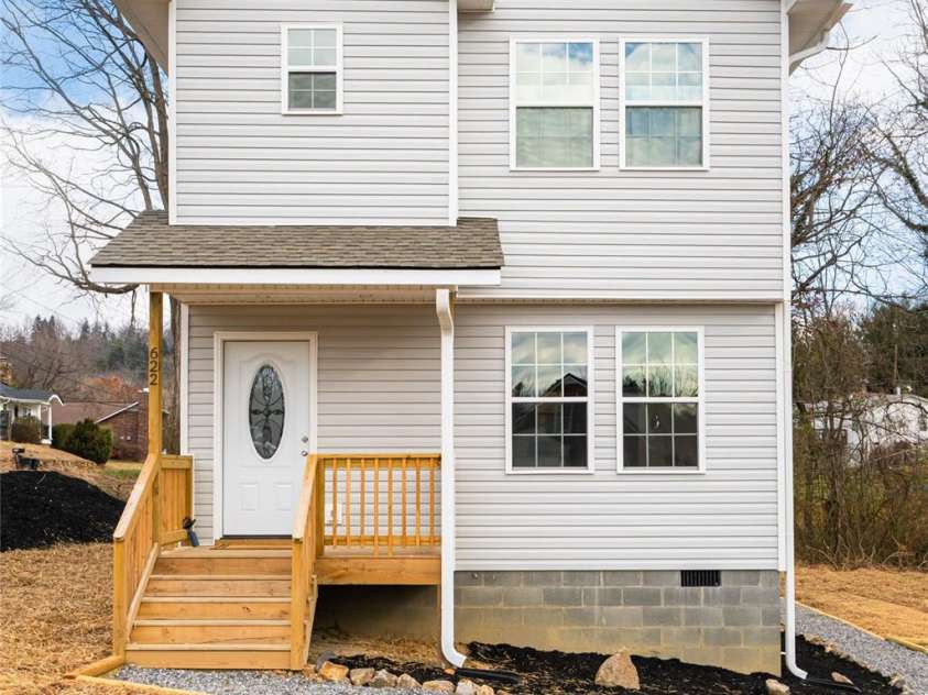 622 N Main Street, Canton, NC 28716.  MLS# CAR4331136, YatesRealty ID 10148. 