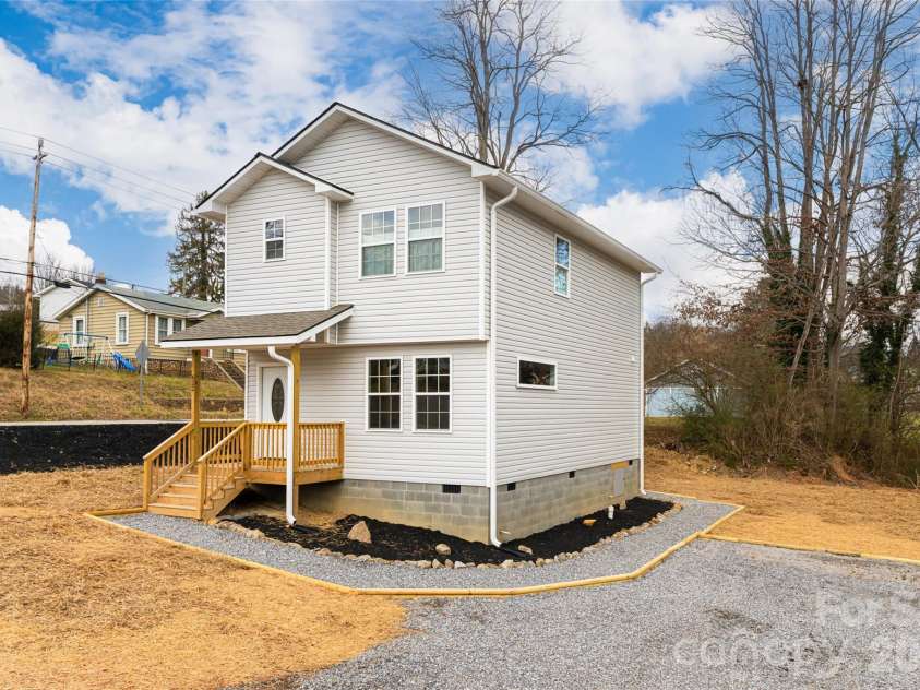 622 N Main Street, Canton, NC 28716.  MLS# CAR4331136, YatesRealty ID 10148. 