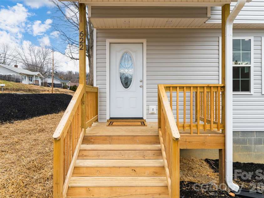 622 N Main Street, Canton, NC 28716.  MLS# CAR4331136, YatesRealty ID 10148. 