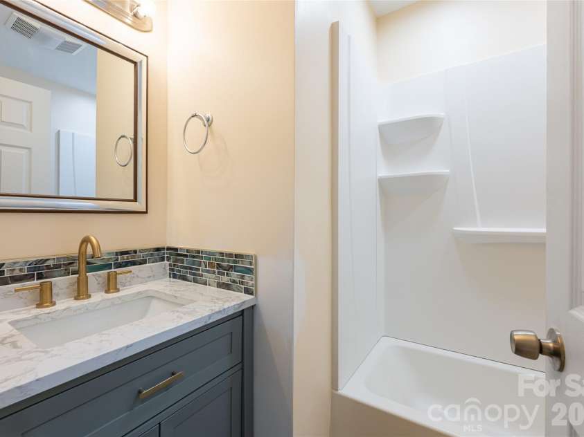 622 N Main Street, Canton, NC 28716.  MLS# CAR4331136, YatesRealty ID 10148. 