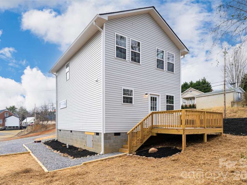 622 N Main Street, Canton, NC 28716.  MLS# CAR4331136, YatesRealty ID 10148. 