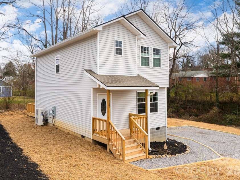 622 N Main Street, Canton, NC 28716.  MLS# CAR4331136, YatesRealty ID 10148. 