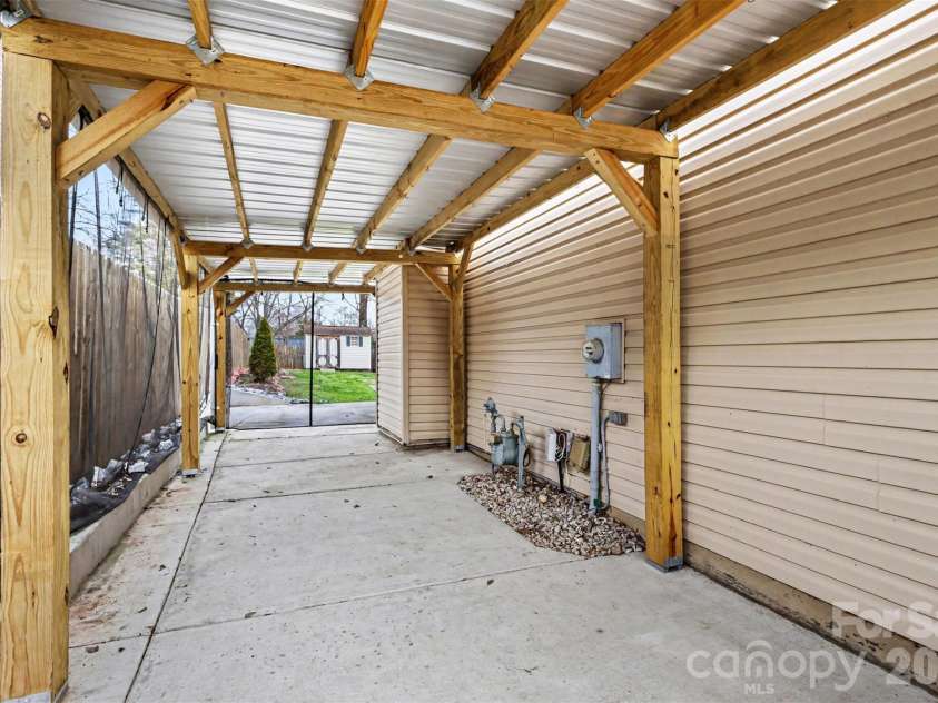 7515 Woodknoll Drive, Charlotte, NC 28217.  MLS# CAR4350241, YatesRealty ID 10150. Additional seating area