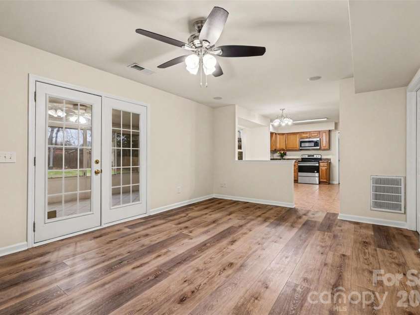 7515 Woodknoll Drive, Charlotte, NC 28217.  MLS# CAR4350241, YatesRealty ID 10150. Den looking into the kitchen