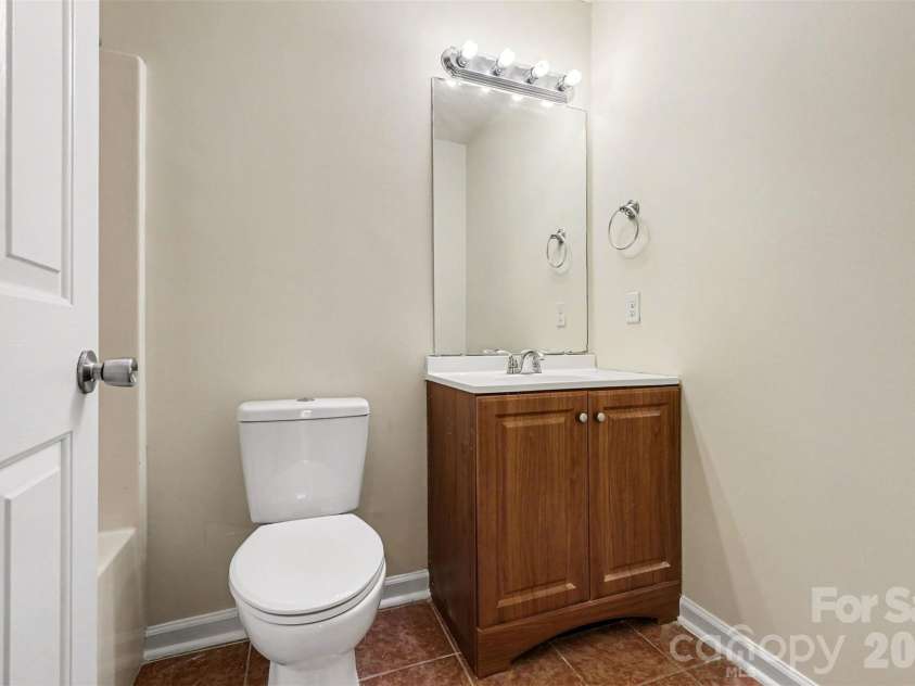 7515 Woodknoll Drive, Charlotte, NC 28217.  MLS# CAR4350241, YatesRealty ID 10150. Second full bath. 