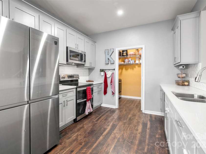 3434 Charterhall Lane, Charlotte, NC 28215.  MLS# CAR4330363, YatesRealty ID 10152. 