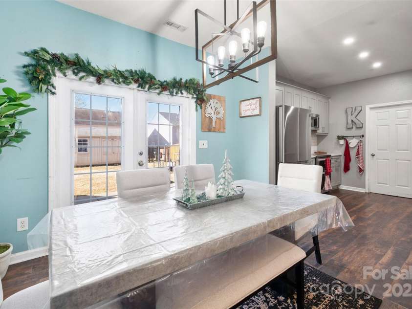 3434 Charterhall Lane, Charlotte, NC 28215.  MLS# CAR4330363, YatesRealty ID 10152. 