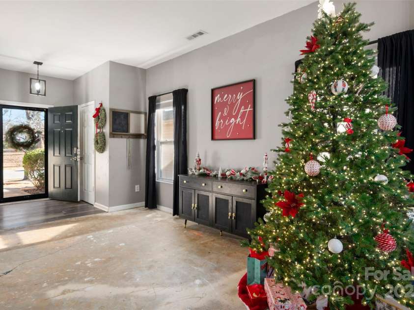 3434 Charterhall Lane, Charlotte, NC 28215.  MLS# CAR4330363, YatesRealty ID 10152. 