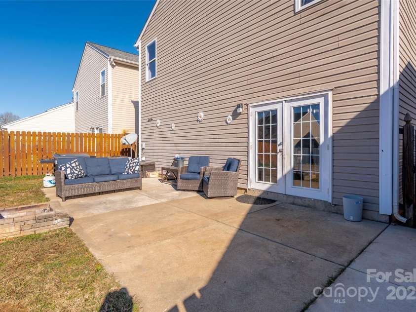 3434 Charterhall Lane, Charlotte, NC 28215.  MLS# CAR4330363, YatesRealty ID 10152. 