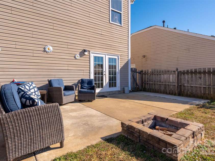 3434 Charterhall Lane, Charlotte, NC 28215.  MLS# CAR4330363, YatesRealty ID 10152. 