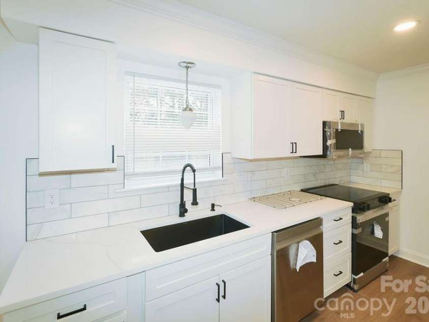 8805 Hunter Ridge Drive, Charlotte, NC 28226.  MLS# CAR4349530, YatesRealty ID 10154. 