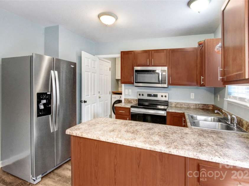 66 Yorktown Circle, Fletcher, NC 28732.  MLS# CAR4250755, YatesRealty ID 10162. ALL Brand NEW Stainless Steel Appliances