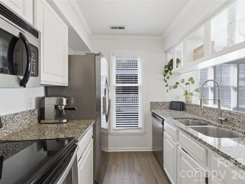 308 Queens Road, Charlotte, NC 28204.  MLS# CAR4367696, YatesRealty ID 10165. Kitchen 