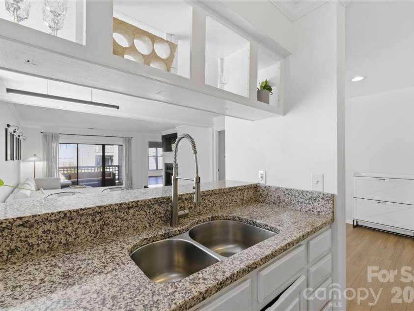 308 Queens Road, Charlotte, NC 28204.  MLS# CAR4367696, YatesRealty ID 10165. Kitchen