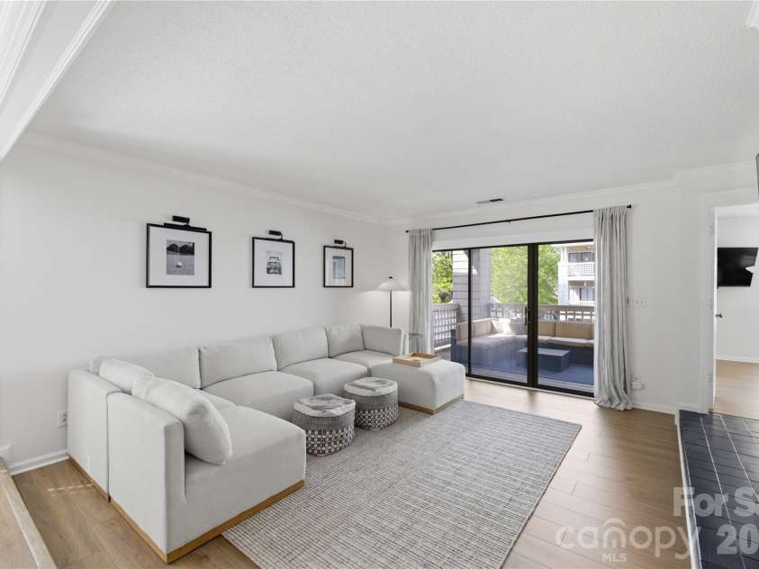 308 Queens Road, Charlotte, NC 28204.  MLS# CAR4367696, YatesRealty ID 10165. Living Room 