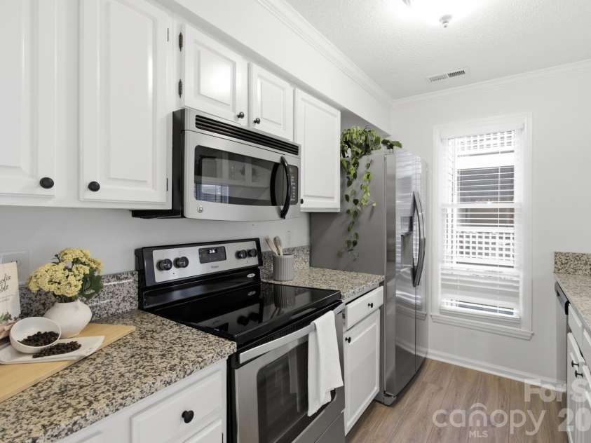 308 Queens Road, Charlotte, NC 28204.  MLS# CAR4414478, YatesRealty ID 10165. Kitchen