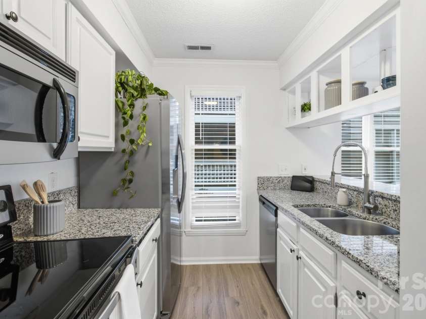 308 Queens Road, Charlotte, NC 28204.  MLS# CAR4414478, YatesRealty ID 10165. Kitchen