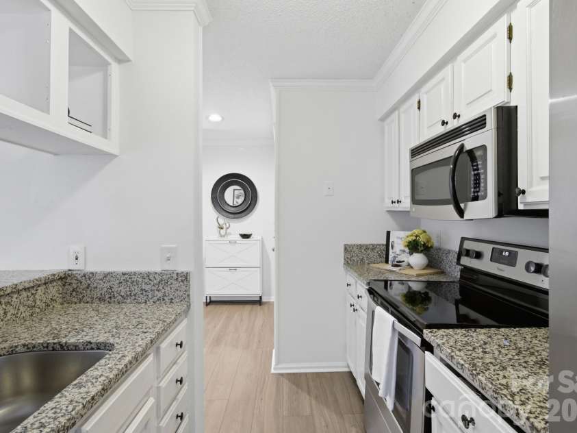 308 Queens Road, Charlotte, NC 28204.  MLS# CAR4414478, YatesRealty ID 10165. Kitchen
