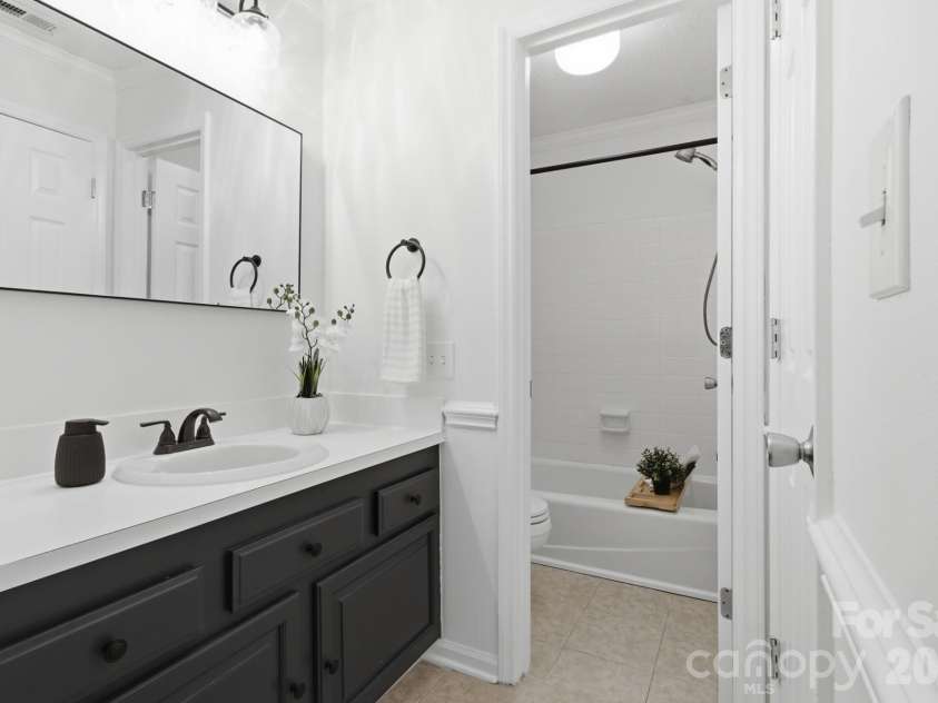 308 Queens Road, Charlotte, NC 28204.  MLS# CAR4414478, YatesRealty ID 10165. Second Bathroom