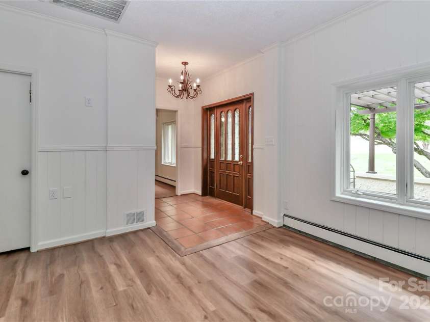 455 Gleneagles Road, Statesville, NC 28625.  MLS# CAR4247026, YatesRealty ID 10168. Entry into great room with new flooring. Lots of windows. Bright and Cheerful.