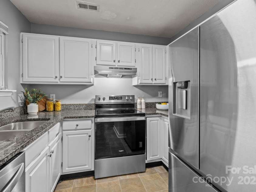 300 Park Avenue, Charlotte, NC 28203.  MLS# CAR4282026, YatesRealty ID 10171. 