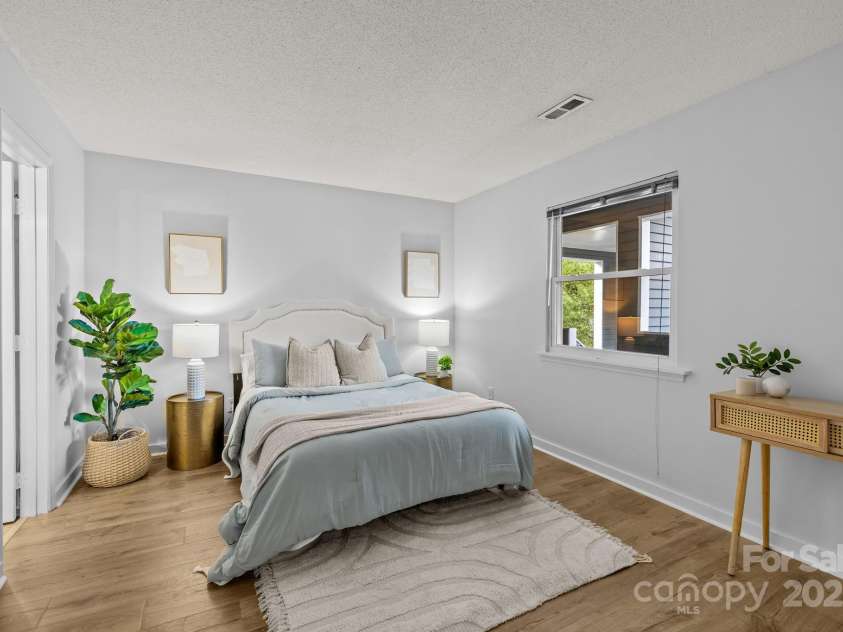 300 Park Avenue, Charlotte, NC 28203.  MLS# CAR4282026, YatesRealty ID 10171. 