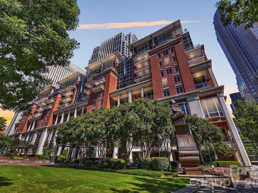 435 Tryon Street, Charlotte, NC 28202.  MLS# CAR4337445, YatesRealty ID 10172. One of only four park-facing residences with this floor plan.