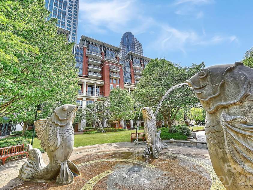 435 Tryon Street, Charlotte, NC 28202.  MLS# CAR4337445, YatesRealty ID 10172. Splash Pad in the Green Park.