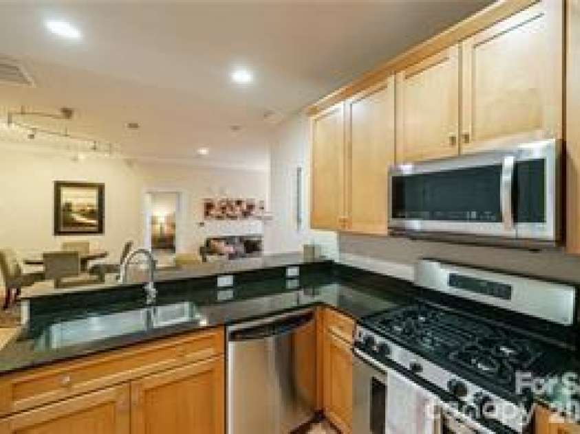 435 Tryon Street, Charlotte, NC 28202.  MLS# CAR4404607, YatesRealty ID 10172. 
