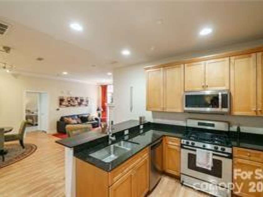 435 Tryon Street, Charlotte, NC 28202.  MLS# CAR4404607, YatesRealty ID 10172. 