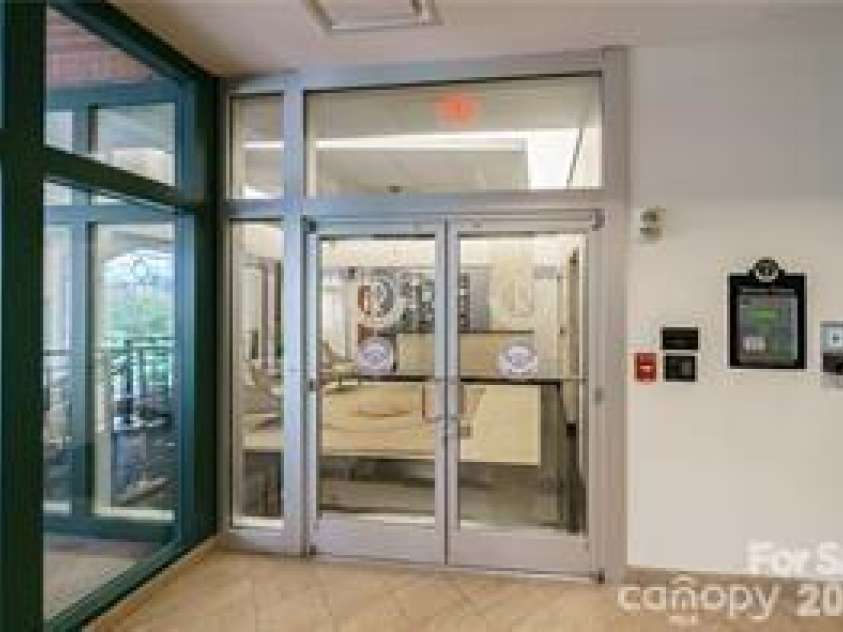435 Tryon Street, Charlotte, NC 28202.  MLS# CAR4404607, YatesRealty ID 10172. 