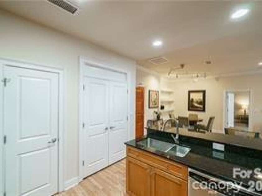 435 Tryon Street, Charlotte, NC 28202.  MLS# CAR4404607, YatesRealty ID 10172. 